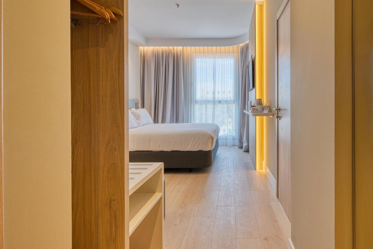 Holiday Inn Express - Madrid - Airport By Ihg Экстерьер фото