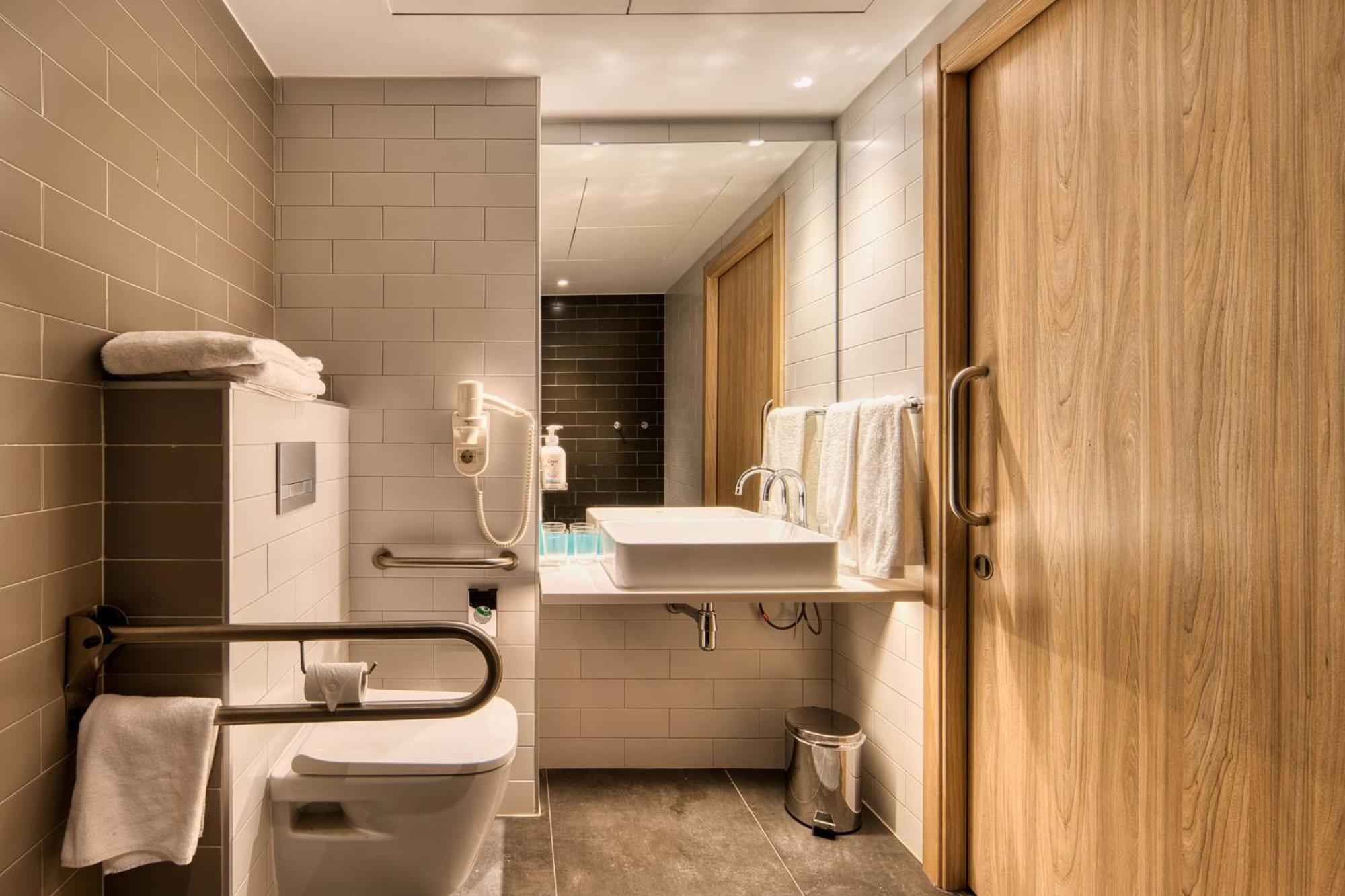 Holiday Inn Express - Madrid - Airport By Ihg Экстерьер фото